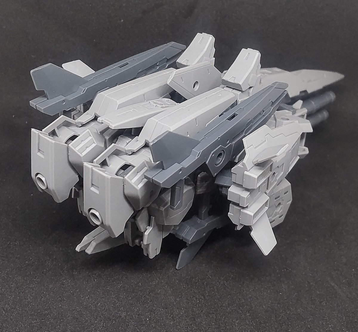 VanillaHop803's tweet photo. エスポジット・ONE
EXM形態を実質的にオミットし飛行形態に完全特化させた機体。
豊富な武装を搭載した重戦闘機としての運用を想定して設計されており、4連装式のビームキャノン「TAKEBAYASHI」は戦闘機が使用するには強力過ぎる威力を有する。

#30MMSM2026 https://t.co/iuATyidPaf