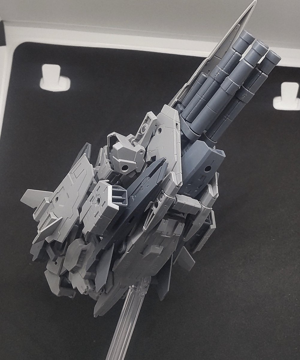 VanillaHop803's tweet photo. エスポジット・ONE
EXM形態を実質的にオミットし飛行形態に完全特化させた機体。
豊富な武装を搭載した重戦闘機としての運用を想定して設計されており、4連装式のビームキャノン「TAKEBAYASHI」は戦闘機が使用するには強力過ぎる威力を有する。

#30MMSM2026 https://t.co/iuATyidPaf