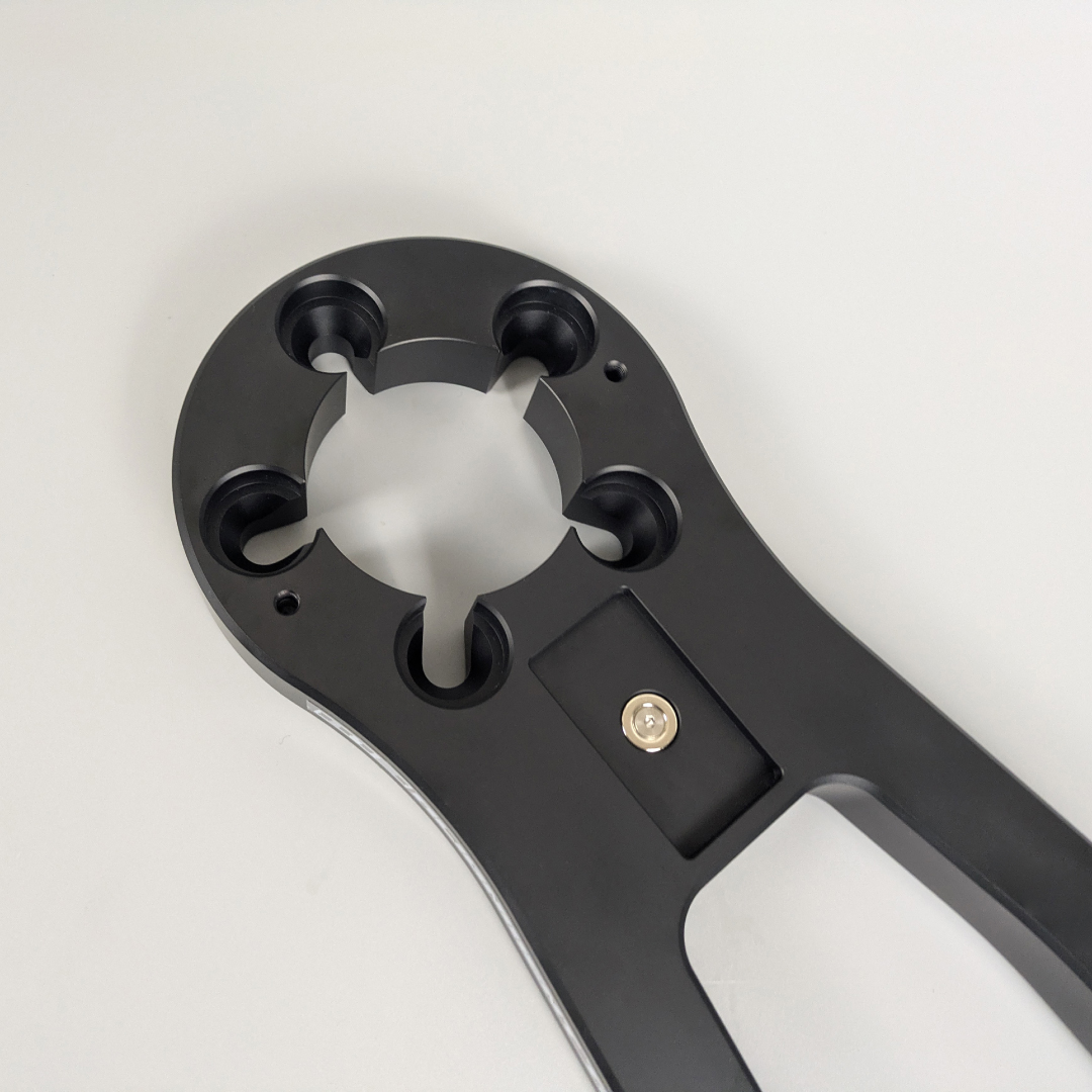 813A_T's tweet photo. 【製品仕様アップデート】

GR86カップカー向けに、ダミーホイールを製作。

今回よりマグネットスケールをリニューアル。
レーザーマーキングで目盛加工、0.5mm間隔でも確認しやすい高コントラスト仕様。
トー調整バーも切削加工品へアップデート。

#GR86 #ダミーホイール #ホイールアライメント https://t.co/mhm4Q0Q3oa