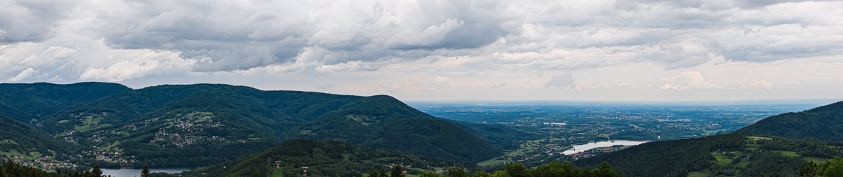 LadyTruckView's tweet photo. Panoramic views from Góra Żar in the Beskid Mały mountains, Poland. Mountain valleys, Lake Międzybrodzkie and dramatic clouds create a beautiful landscape 
 #Poland #PolishMountains #BeskidMaly #LandscapePhotography #TravelPhotography #MountainViews #VisitPoland https://t.co/4bQX83VopR