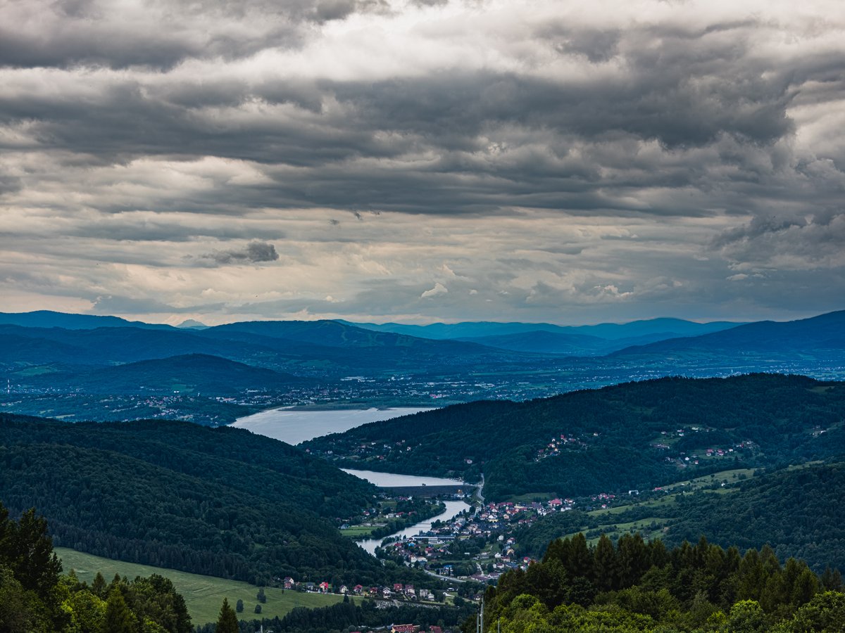 LadyTruckView's tweet photo. Panoramic views from Góra Żar in the Beskid Mały mountains, Poland. Mountain valleys, Lake Międzybrodzkie and dramatic clouds create a beautiful landscape 
 #Poland #PolishMountains #BeskidMaly #LandscapePhotography #TravelPhotography #MountainViews #VisitPoland https://t.co/4bQX83VopR