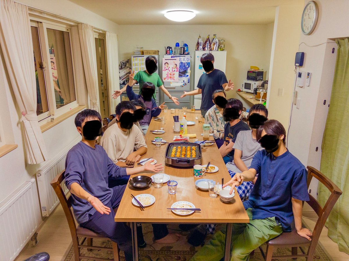 fukushimagak's tweet photo. 7月11日　談話会
たこ焼きを食べながら新入生にエピソードトークをしてもらうイベントです。
滑らない話をするスキルが必要になってきます。
大勢でプレートを囲んでご飯を食べるのはより美味しく感じられます。
#春から北大 https://t.co/RMGnHRvs5o