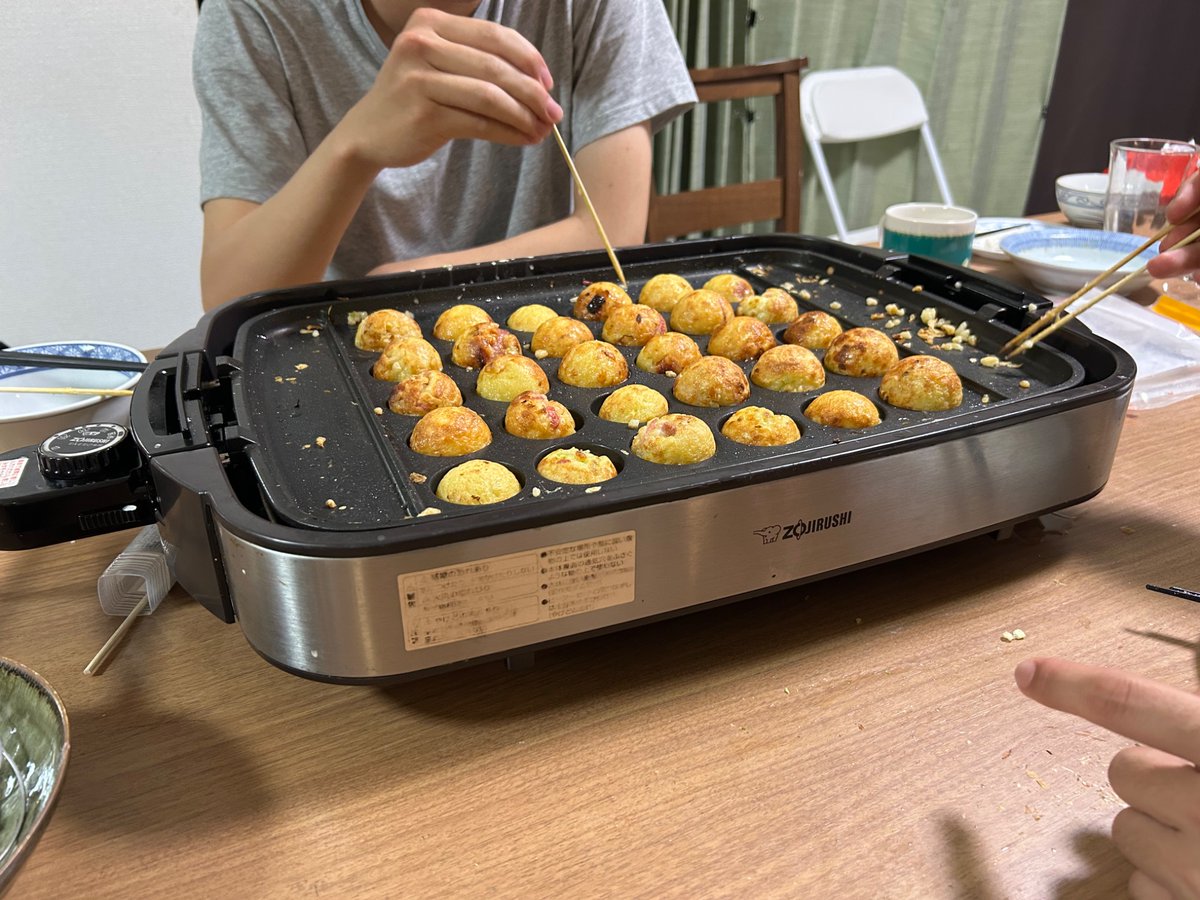 fukushimagak's tweet photo. 7月11日　談話会
たこ焼きを食べながら新入生にエピソードトークをしてもらうイベントです。
滑らない話をするスキルが必要になってきます。
大勢でプレートを囲んでご飯を食べるのはより美味しく感じられます。
#春から北大 https://t.co/RMGnHRvs5o