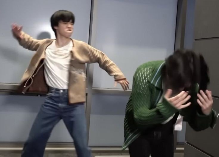 9395minss's tweet photo. normal vs lamron 
#yoonmin https://t.co/It7EnE5ixa