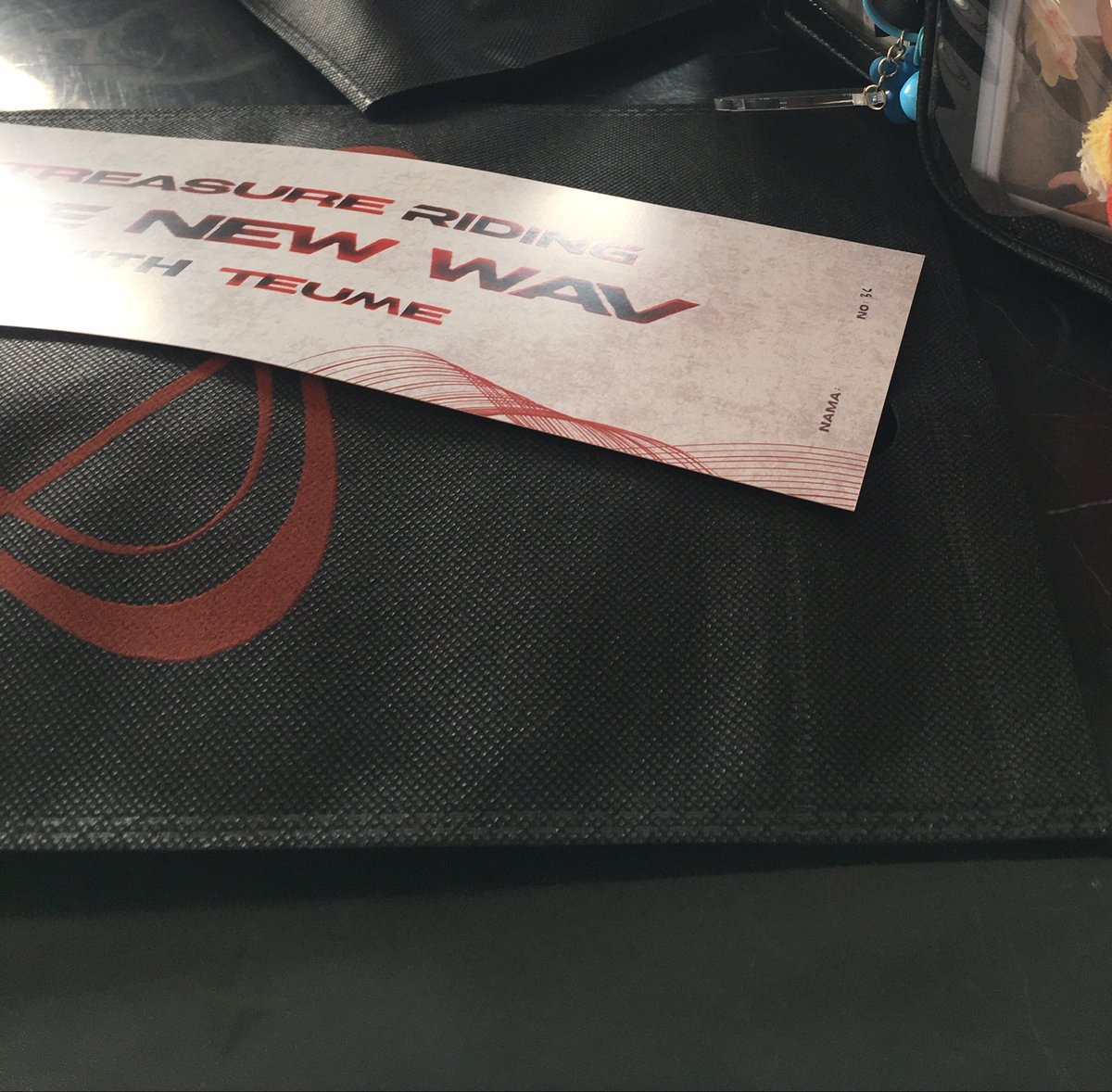 jikwjin's tweet photo. Kalo sampe tas ini kebuang nangis kejer sih gue….. soalnya semua freebies dan tiket pulse on gue satuin di tas ini 😭 nenek gue main ngebenahin aje, takut banget kalo beneran kebuang 😭😭💔 https://t.co/LlULmRqdJW