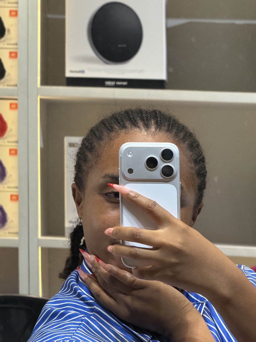 BeatriceHarison's tweet photo. I got a new phone today 🥰😍 https://t.co/MHLYXuLX7M