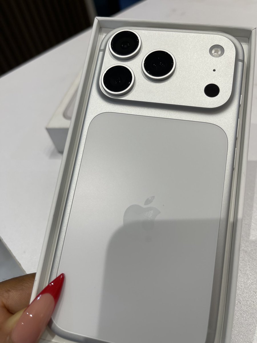 BeatriceHarison's tweet photo. I got a new phone today 🥰😍 https://t.co/MHLYXuLX7M