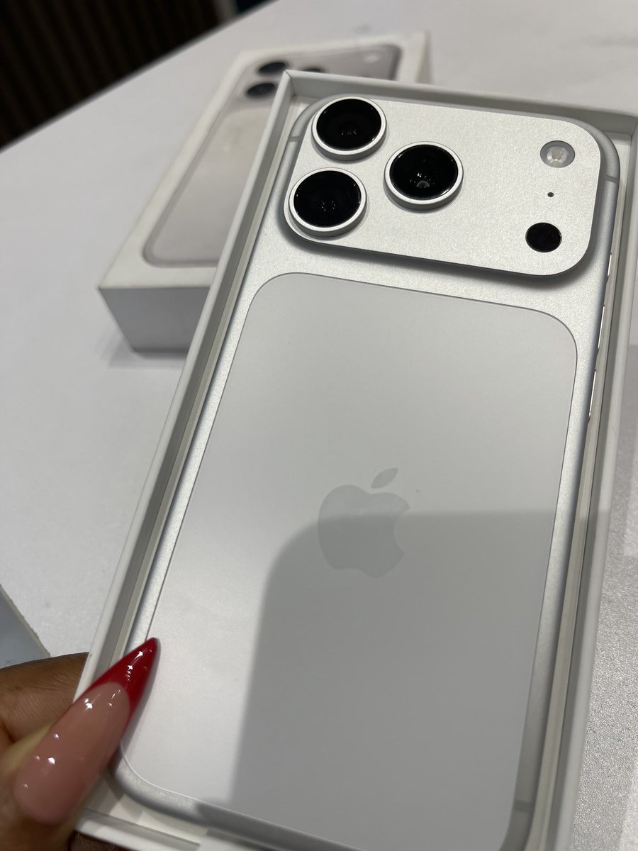 BeatriceHarison's tweet photo. I got a new phone today 🥰😍 https://t.co/MHLYXuLX7M