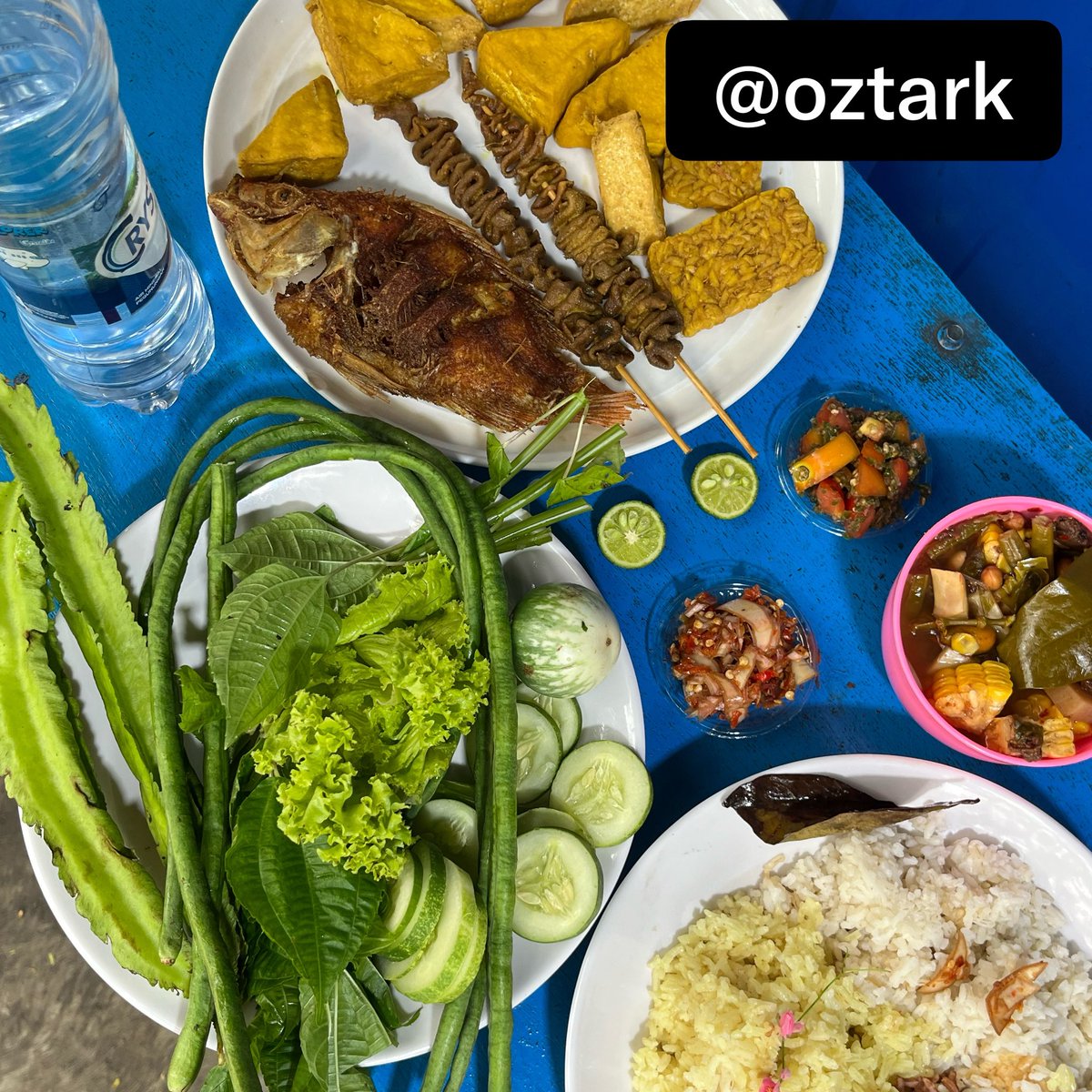 Oztark's tweet photo. Sebagai penyuka lalaban, sulit menentukan lalaban mana yang paling enak karena semuanya enak enak. Semua lalaban saya makan tanpa terkecuali selama halalan thoyyiban 😄. Ini waktu saya makan di RM Tigo Sapilin Padang X Lalapan Sunda, Jakarta. Semua yang kuambil kumakan sampai habis. Mari biasakan selalu menghabiskan makanan yang kita ambil. Kecuali kalau diambilkan yang sudah ada porsinya, kalau gak habis ayo kita minta take away untuk dimakan nanti. Jangan malu membawa sisa makanan yang gak habis kita makan.