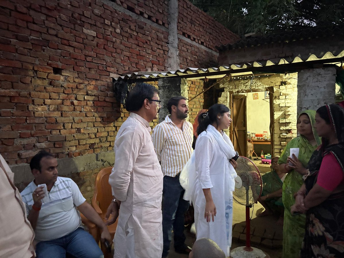 PriyaSarojMP's tweet photo. आज विधानसभा जफराबाद अंतर्गत सामुदायिक स्वास्थ्य केंद्र रेहटी का औचक निरीक्षण कर अस्पताल की साफ-सफाई, महिला एवं पुरुष वार्ड तथा आकस्मिक (इमरजेंसी) कक्ष का समीक्षा किया। संबंधित अधिकारियों को मरीजों को बेहतर स्वास्थ्य सुविधाएं उपलब्ध कराने एवं व्यवस्थाओं में आवश्यक सुधार सुनिश्चित करने के निर्देश दिए।

इसके उपरांत जलालपुर ब्लॉक की ग्राम पंचायत तुल्लापुर में आकस्मिक मृत्यु की दुःखद सूचना प्राप्त होने पर पीड़ित परिवार से मिलकर अपनी गहरी संवेदनाएं व्यक्त कीं। इस कठिन समय में उन्हें आर्थिक सहयोग प्रदान किया तथा सरकारी आवास सहित शासन की सभी पात्र योजनाओं का लाभ दिलाने एवं हर संभव सहायता उपलब्ध कराने का आश्वासन दिया।