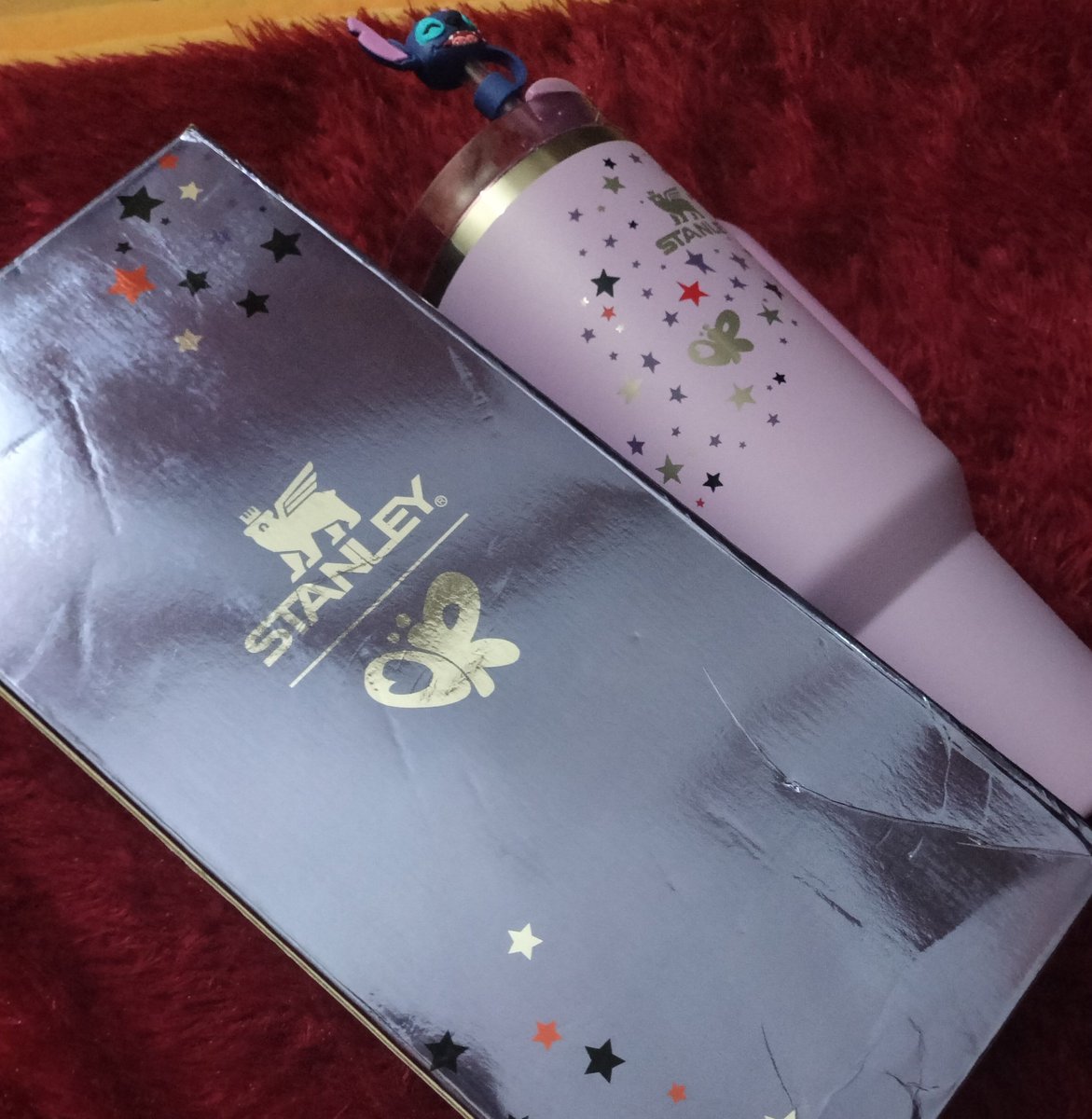 debwus's tweet photo. ni laki kemaren baru aja ngisiin welkin buat persiapan pull pulangin childe katanya dan nambahin genesis buat beli skin citlali... skrg tiba-tiba beliin gw merch collab nya OLIP???? KAYAK?? HAH??? eh dia kayak cinta banget gitu gak sih sama gue...... ☹️🫰🏻 https://t.co/G16u0Ol8xR