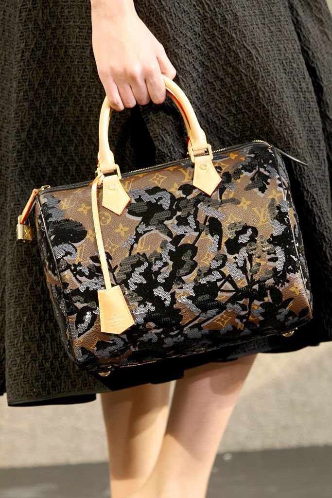 blondedcob's tweet photo. Badgalriri holding the fw2010 Louis Vuitton speedy by Marc Jacobs 🆒 https://t.co/rDkeG7ecM6