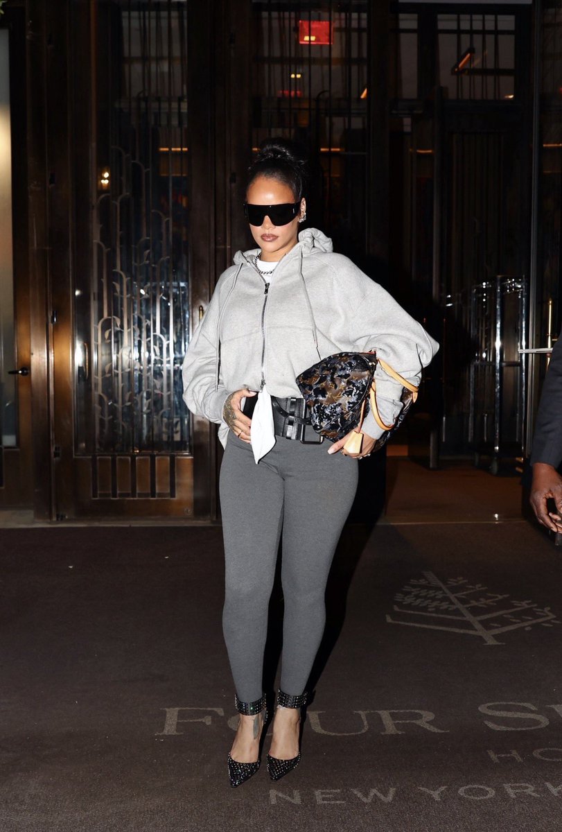 blondedcob's tweet photo. Badgalriri holding the fw2010 Louis Vuitton speedy by Marc Jacobs 🆒 https://t.co/rDkeG7ecM6