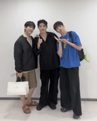 kanghyunhe's tweet photo. 티셔츠 진짜 ㄱㅇㅇ https://t.co/12e1Fh7jnh