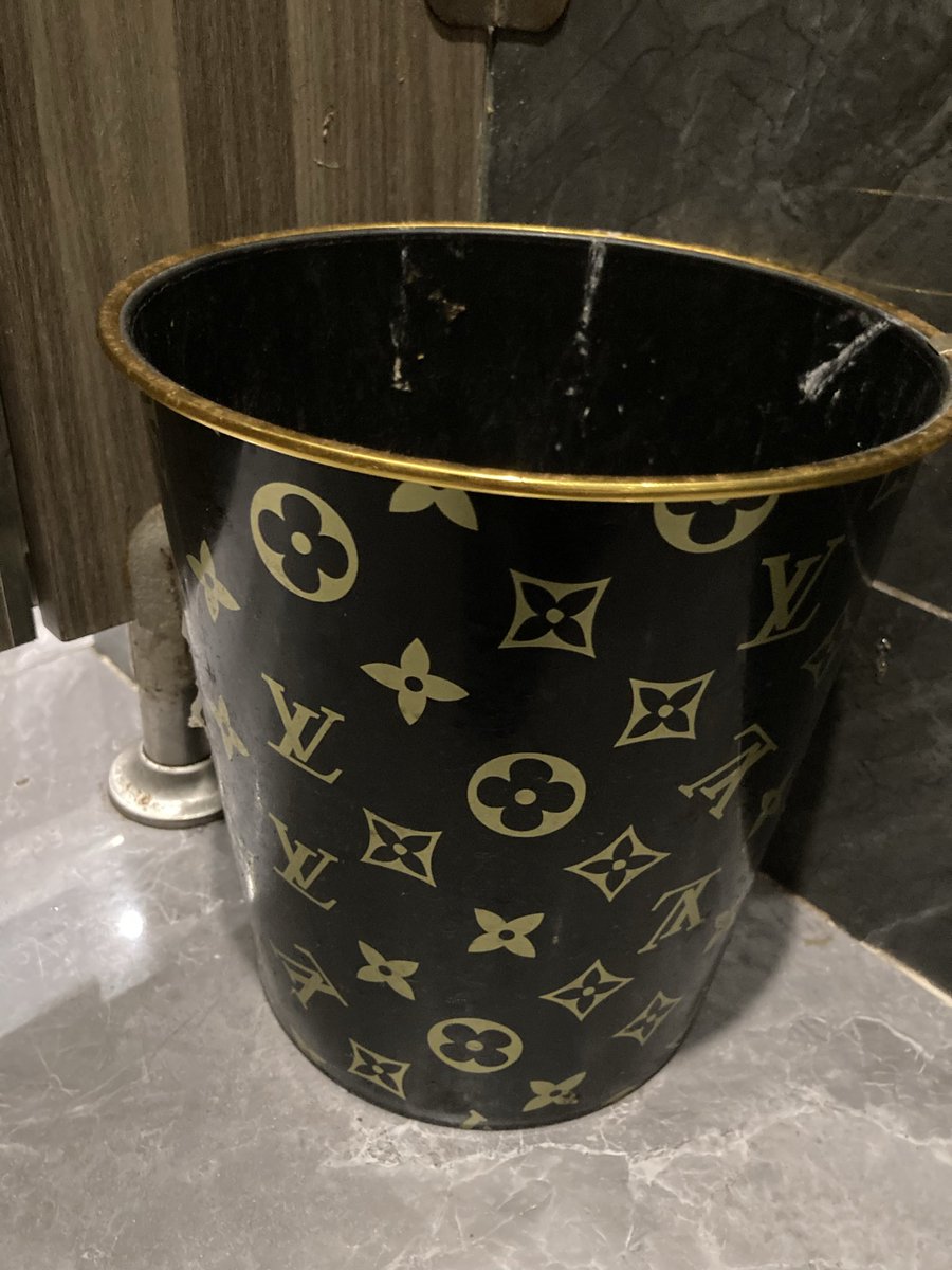 xiaoyisi's tweet photo. 这次在中国去了不少景区和高速休息区的公共厕所，除了数量一如既往地众多，体感也干净很多，看见清洁人员不停打扫（虽然仍有厕所味）。大部分洗手池配备干手机，运气好的话会有洗手液。有的甚至安装了智能空余坑位监测，连废纸篓都有带LV的，土豪气息夹杂着氨气扑面而来。可是！ https://t.co/prW8LCXdR0