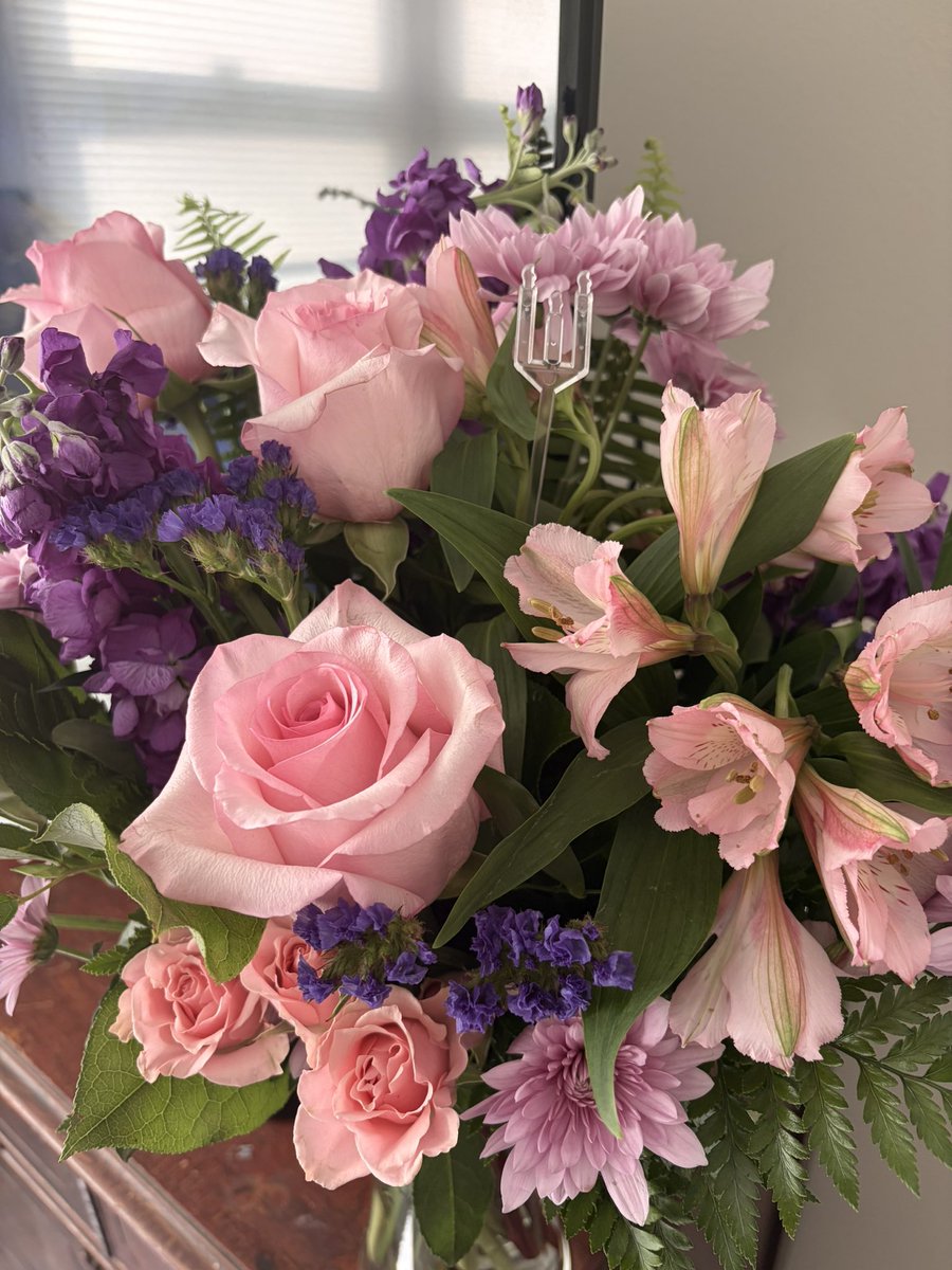 KaliSensei_'s tweet photo. waking up to flowers 💐🥰 https://t.co/qumywnGwKb