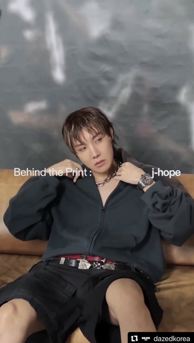 supportforjhope's tweet photo. 🐿️📸 j-hope information 📸🐿️

DAZED KOREA公式Instagramのリールが更新されました！

J-HOPE’S TIME CAPSULE 
🔗 https://t.co/vHhF7bmjG1

━━━━━━━━━━━
ふと気になったのは、j-hopeの「時間」。

オーデマ ピゲとともに振り返る時間――
過ぎ去った時間について。
休息の時間について。
何気ない日常の時間について。
そして、時間と時計の意味について。

〈DAZED〉とj-hopeがともに過ごす時間を、8月号でお届けします。
━━━━━━━━━━━

動画内インタビュー🎤の翻訳はこちら💁‍♀️

Q. 過去10年を一つの場面として残すなら？
🐿️「なんか…戦場で戦って帰ってきて、『わぁ』ってこう抱きしめている、そんな場面かな。何かに勝ったというか、乗り越えたというか…そんな感じです。」

Q. オフラインの時のj-hopeは？
🐿️「本当にしっかり休みます。寝たり、おいしいものを食べたりして過ごします。」

Q. オフラインで必ず記憶に残しておきたい瞬間は？
🐿️「僕は小さなことをすごく大切にするんです。何気ない日常だったり、僕が感じる小さな感情だったり…そういうものですね。」

Q. j-hopeにとって時間とは？
🐿️「時間って、慣れてはいけないものだと思うんです。もちろん、慣れてしまうこともあるかもしれないけど、そうなった瞬間にたくさんのものを見逃して、忘れてしまう気がして。だから僕は、いつも時間を大切にしています。」

━━━━━━━━━━━

いいねやリポスト、コメントで盛り上げましょう❣️

J-HOPE FOR DAZED KOREA 
J-HOPE FOR AUDEMARS PIGUET 
J-HOPE X DAZED
#jhopeONTIME
#jhopexDazed #jhopexAudemarsPiguet
#jhope #제이홉
