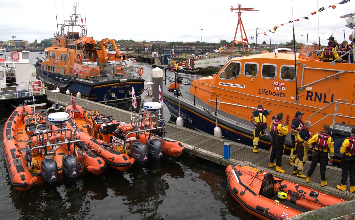 jac61941964's tweet photo. The new lifeboat the Irene Muriel Rees being welcomed to the river Tyne by a flotilla of boats.
#RNLI
#Tyne
#boats https://t.co/risdZlIDCn