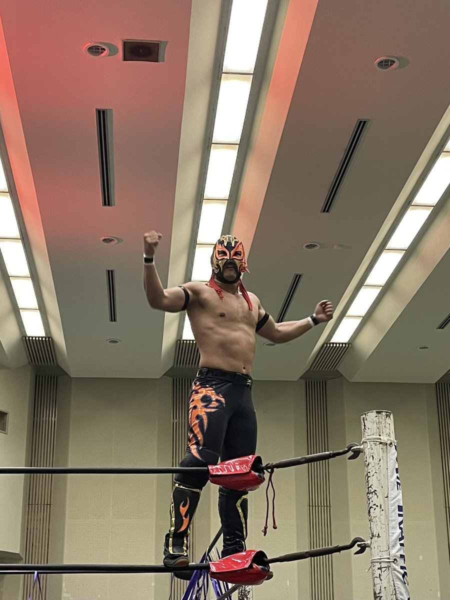 massivecico's tweet photo. 初参戦でした🔥めちゃくちゃ楽しかった🫶新発売✨王牙選手のアクスタ購入ロイホに連れてきましたウフフ🧁
#紫焔PANDORA
#王牙 https://t.co/JxOI0SwjCl