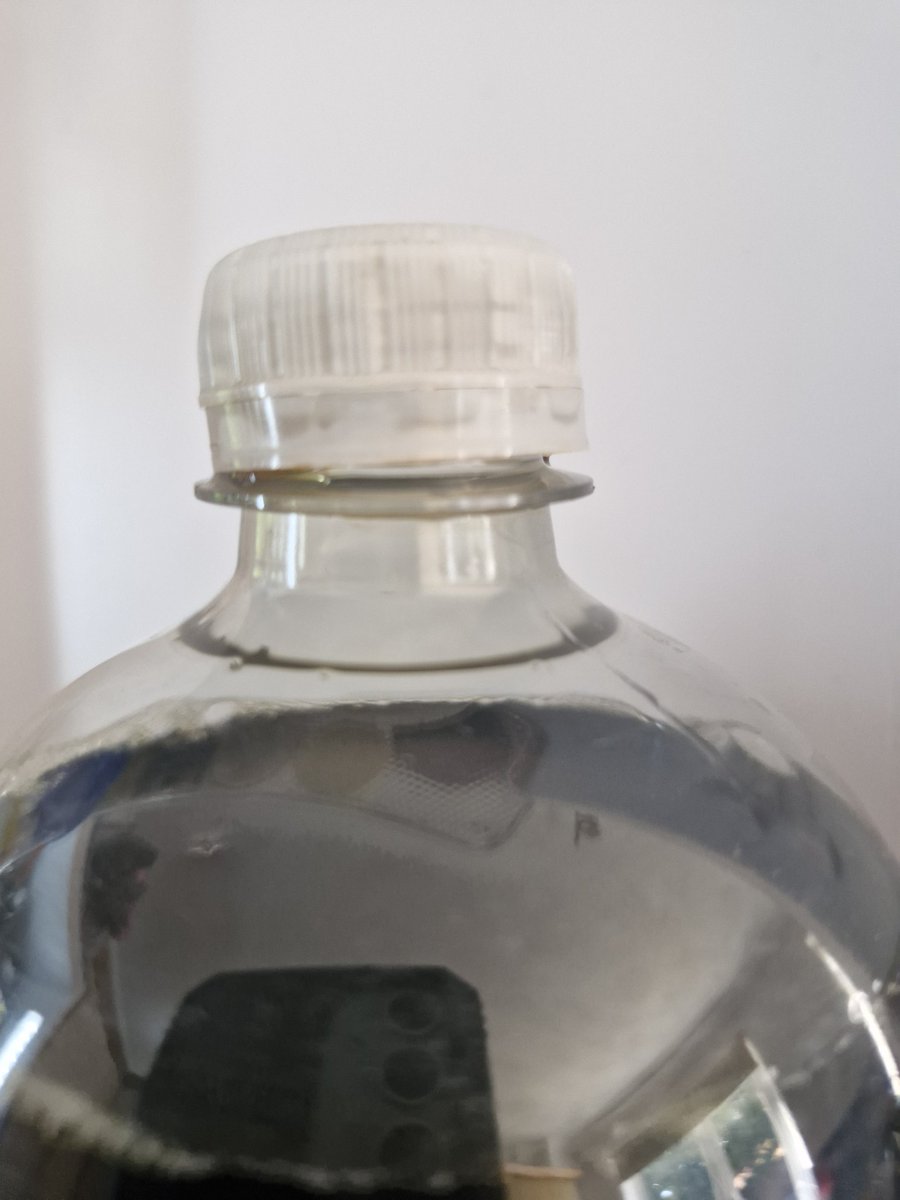 blakey1152's tweet photo. @sainsburys bought several bottles of Sainsburys Diet Cola this morning only to find one has leaked because the cap hasn't been put on correctly during manufacturing. Here is the unopened bottle cap showing this. https://t.co/qgiAw9vbUk