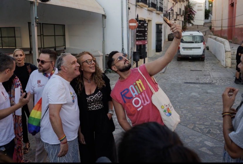 SunnyPrettyRose's tweet photo. Premio 'Amapola de Zahara', en honor a Rocío Jurado y lo ha recogido su heredera universal Rocío Carrasco!. Cuanto me alegro de verla así, socializar con gente de todas las edades sin ser insultada. La víctima alzó el vuelo y bien alto. #DejadARocioCarrascoEnPaz  #APOYOROCÍO11JL https://t.co/IGk3AiabhQ