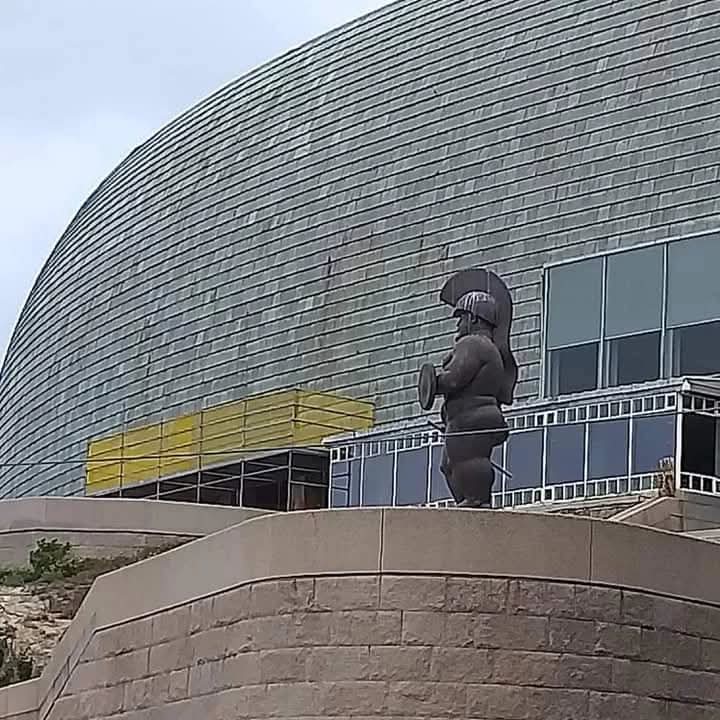 egamor's tweet photo. Museo La Domus y su "Soldado romano" de Botero. En A Coruña. https://t.co/um7MEn0DVN