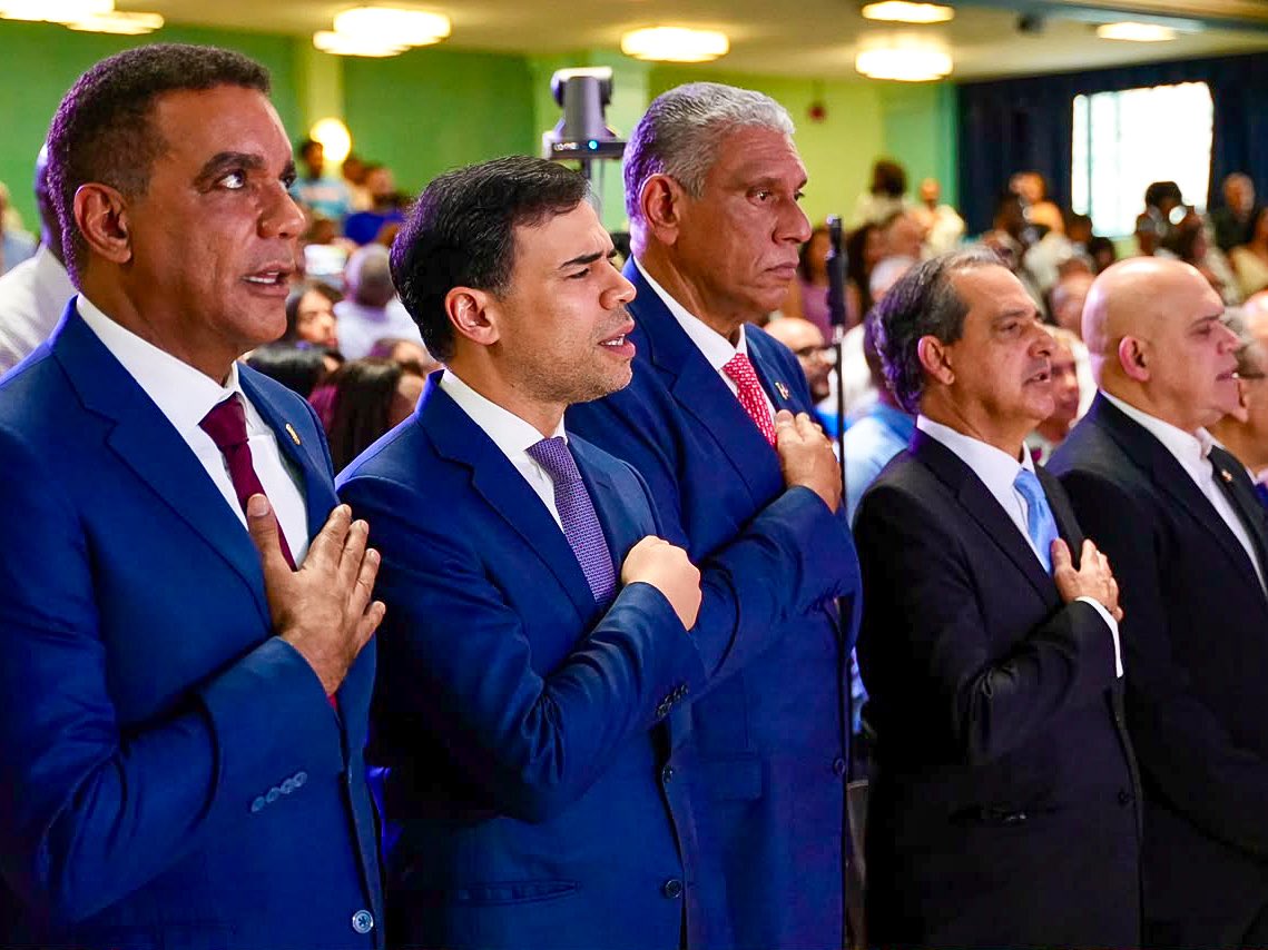 chuvasquez's tweet photo. Me alegra que Nueva York sea sede del Festival del Libro y la Cultura Dominicana 2026. Felicito y agradezco al ministro Roberto Ángel Salcedo por impulsar esta iniciativa que fortalece nuestra identidad y acerca la cultura dominicana a nuestra comunidad en el exterior. 🇩🇴📚 https://t.co/UfOFxvwpSD