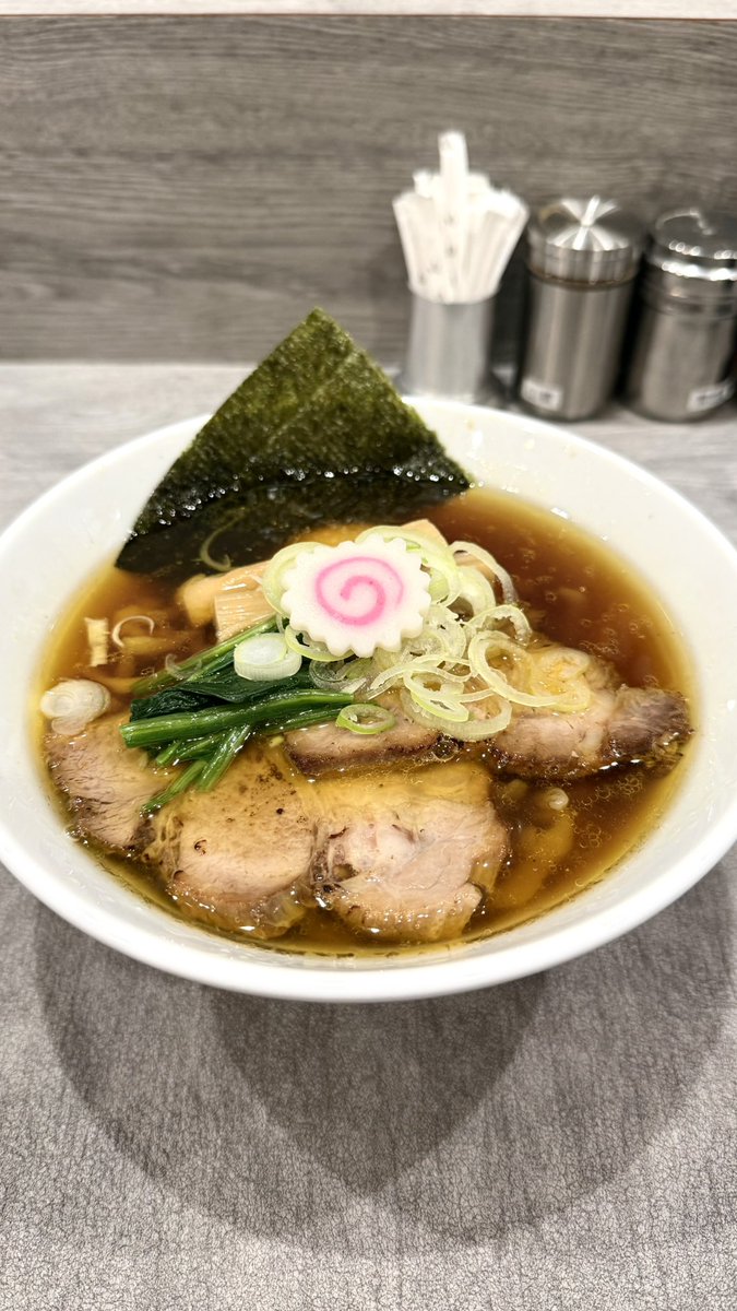 ___915__'s tweet photo. 最近マツエク両国に通ってるから、両国のラーメン回るか〜て上位に出てきた手打ち蓮行ってきた！

久々に完飲レベルのラーメンに出会った🍜✨️
こりゃ美味いわすぐ食べたい

#手打ち蓮 
@AKI60400302 https://t.co/69sWRnIxKo