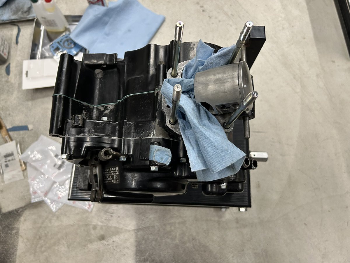 Garage_keke_san's tweet photo. 今日の作業2
続青NS-1エンジン
ピストン組み付け
ピストンピンとコンロッド小端ニードルベアリングは新品に
飛ばしたり落としたりしないようにビビりながらクリップ組付終わり
シリンダースタッドは錆がひどいので新品へ交換完了
#ホンダ
#NSR-mini
#NS-1
#NS1
#2スト
#レストア
#MH80
#レストモッド https://t.co/gFCeLvzsGv