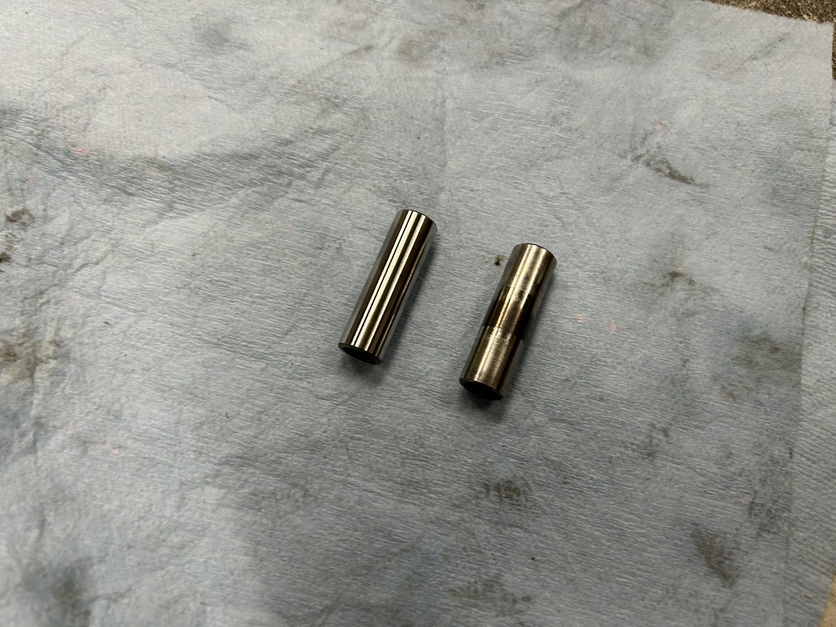 Garage_keke_san's tweet photo. 今日の作業2
続青NS-1エンジン
ピストン組み付け
ピストンピンとコンロッド小端ニードルベアリングは新品に
飛ばしたり落としたりしないようにビビりながらクリップ組付終わり
シリンダースタッドは錆がひどいので新品へ交換完了
#ホンダ
#NSR-mini
#NS-1
#NS1
#2スト
#レストア
#MH80
#レストモッド https://t.co/gFCeLvzsGv