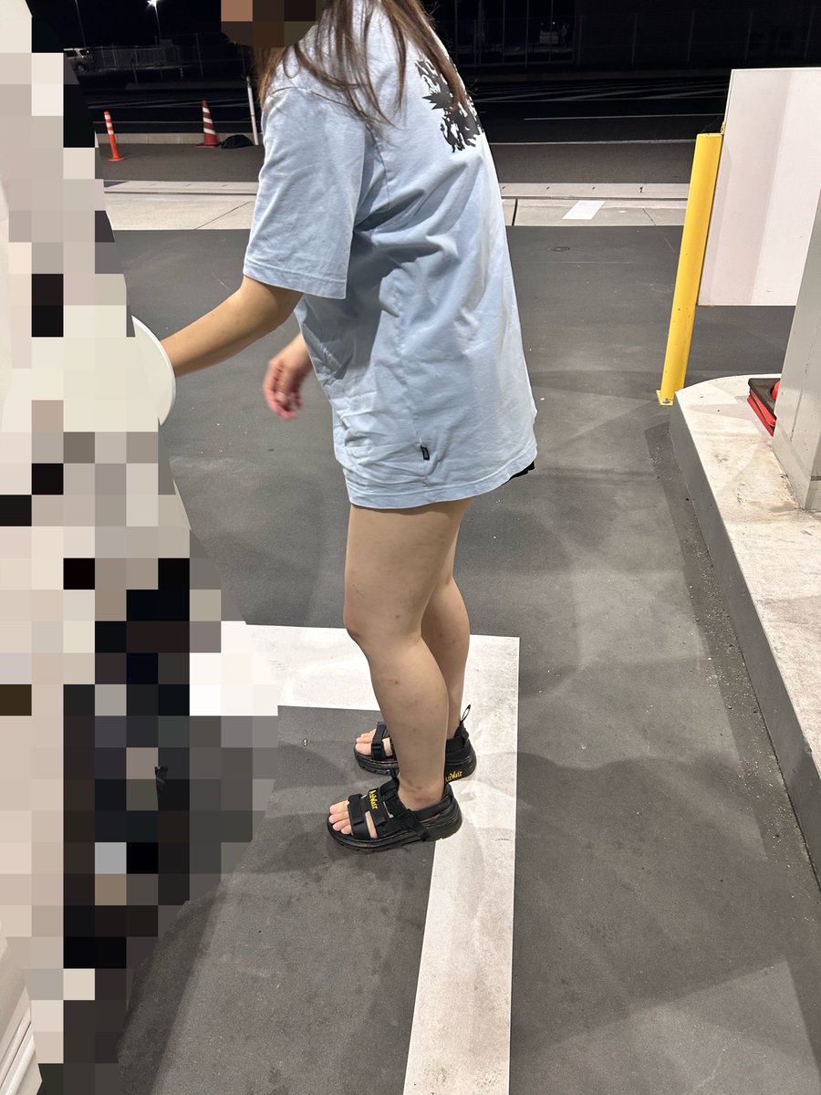 Yukmdyfk's tweet photo. 久々のガソスタシリーズです！

この後コンビニに寄ったけどスカート短すぎてパンツ見えてました。
外にいた男子高校生ガン見で興奮👍 https://t.co/PHgDmCsnWk