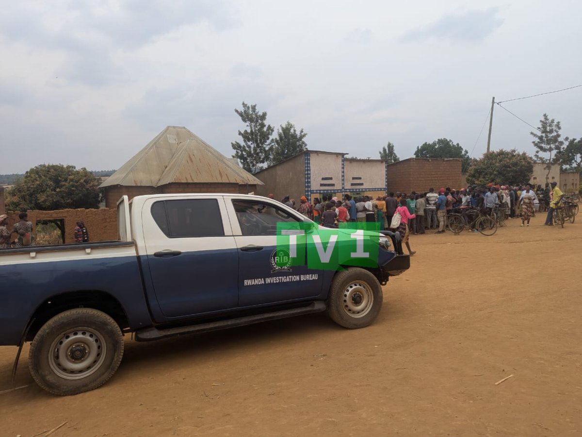 TV1Rwanda's tweet photo. Gatsibo-Kabarore: Umugabo wari umucuruzi yasanzwe mu mugozi amanitse mu iduka yakoreragamo bigakekwa ko yiyahuye.

Abaturage baravuga ko yari amaze iminsi afitanye  amakimbirane n'umugore we ashingiye ku busambanyi, nyuma y'uko mu byumweru bibiri bishize umugore we yari yamusanganye n'undi mugore mu buriri. @RIB_Rw