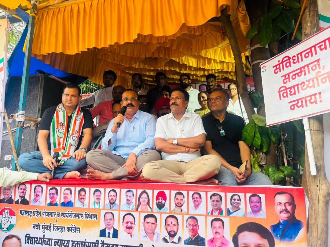 INCMaharashtra's tweet photo. 'MPSC ची CBT परीक्षा पद्धती रद्द करा, ऑफलाईन परीक्षा पद्धती कायम ठेवा..!' या ठाम मागणीसाठी नवी मुंबई जिल्हा काँग्रेसच्या वतीने बेलापूर येथील MPSC कार्यालयासमोर सुरू असलेल्या साखळी उपोषण आंदोलनाला महाराष्ट्र प्रदेश कॉंग्रेस कमिटीचे अध्यक्ष श्री. हर्षवर्धन सपकाळ यांनी भेट देऊन विद्यार्थ्यांच्या न्याय्य संघर्षाला पाठिंबा दिला.

प्रदेश काँग्रेस कमिटीच्या रोजगार सेलच्या माध्यमातून श्री. धनंजय शिंदे यांनी राज्यभर विद्यार्थ्यांच्या समस्या जाणून घेत त्या सोडवण्यासाठी संघर्षाची भूमिका स्वीकारली आहे. नवी मुंबई जिल्हाध्यक्ष श्री. रामचंद्र (आबा) दळवी यांच्या नेतृत्वाखाली सुरू असलेले हे आंदोलन शांत, शिस्तबद्ध आणि सत्याग्रही असले तरी त्यामागे विद्यार्थ्यांचा प्रचंड आक्रोश आणि जनसमर्थन आहे. एवढा मोठा पोलीस बंदोबस्त लावावा लागतो, यावरूनच या प्रश्नाची गंभीरता स्पष्ट होते.

हा केवळ MPSC चा प्रश्न नाही, तर विद्यार्थ्यांच्या भविष्याचा आणि नोकरभरतीवरील विश्वासाचा प्रश्न आहे. MPSC, NEET, JEE, CBSE, SSC किंवा HSC… कोणताही परीक्षार्थी हा कोणत्याही पक्षाचा नसतो, तो फक्त आपल्या भविष्याची लढाई लढत असतो.

आज परिस्थिती अशी झाली आहे की पेपर आहे, पण तो लीक आहे; पदवी आहे, पण नोकरी नाही. नोकरभरती प्रक्रियेत पारदर्शकतेवर प्रश्नचिन्ह निर्माण झाले आहे. त्यामुळे विद्यार्थ्यांचा विश्वास पुन्हा मिळवायचा असेल, तर CBT परीक्षा पद्धतीचा निर्णय तात्काळ मागे घेऊन ऑफलाईन परीक्षा पद्धती कायम ठेवावी, अशी भूमिका प्रदेशाध्यक्ष श्री. हर्षवर्धन सपकाळ यांनी मांडली.

मुख्यमंत्री महोदय, भाषणे आणि शब्दांचा खेळ थांबवा. MPSC अध्यक्षांना तात्काळ आदेश द्या आणि ऑफलाईन परीक्षा पद्धती कायम ठेवण्याचा निर्णय जाहीर करा.

विद्यार्थ्यांच्या न्याय्य मागण्या मान्य होईपर्यंत हा संघर्ष अधिक तीव्र होईल. संघर्ष जारी रहेगा!

@INCHarshsapkal