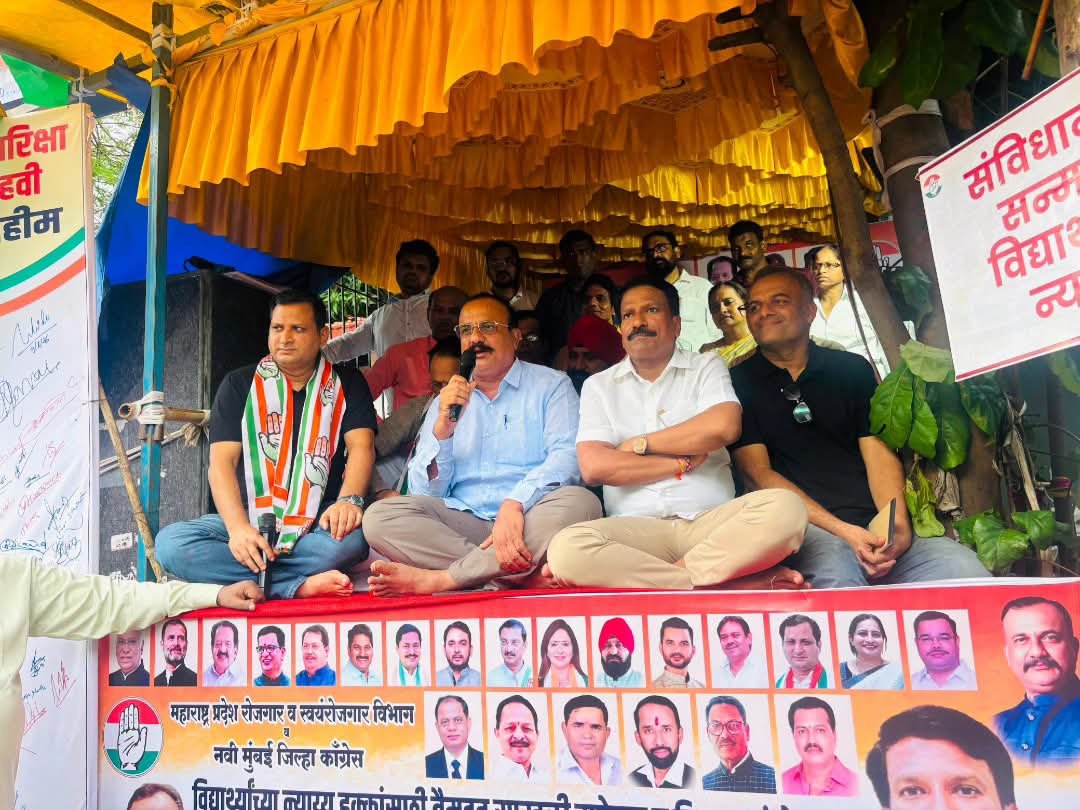INCMaharashtra's tweet photo. 'MPSC ची CBT परीक्षा पद्धती रद्द करा, ऑफलाईन परीक्षा पद्धती कायम ठेवा..!' या ठाम मागणीसाठी नवी मुंबई जिल्हा काँग्रेसच्या वतीने बेलापूर येथील MPSC कार्यालयासमोर सुरू असलेल्या साखळी उपोषण आंदोलनाला महाराष्ट्र प्रदेश कॉंग्रेस कमिटीचे अध्यक्ष श्री. हर्षवर्धन सपकाळ यांनी भेट देऊन विद्यार्थ्यांच्या न्याय्य संघर्षाला पाठिंबा दिला.

प्रदेश काँग्रेस कमिटीच्या रोजगार सेलच्या माध्यमातून श्री. धनंजय शिंदे यांनी राज्यभर विद्यार्थ्यांच्या समस्या जाणून घेत त्या सोडवण्यासाठी संघर्षाची भूमिका स्वीकारली आहे. नवी मुंबई जिल्हाध्यक्ष श्री. रामचंद्र (आबा) दळवी यांच्या नेतृत्वाखाली सुरू असलेले हे आंदोलन शांत, शिस्तबद्ध आणि सत्याग्रही असले तरी त्यामागे विद्यार्थ्यांचा प्रचंड आक्रोश आणि जनसमर्थन आहे. एवढा मोठा पोलीस बंदोबस्त लावावा लागतो, यावरूनच या प्रश्नाची गंभीरता स्पष्ट होते.

हा केवळ MPSC चा प्रश्न नाही, तर विद्यार्थ्यांच्या भविष्याचा आणि नोकरभरतीवरील विश्वासाचा प्रश्न आहे. MPSC, NEET, JEE, CBSE, SSC किंवा HSC… कोणताही परीक्षार्थी हा कोणत्याही पक्षाचा नसतो, तो फक्त आपल्या भविष्याची लढाई लढत असतो.

आज परिस्थिती अशी झाली आहे की पेपर आहे, पण तो लीक आहे; पदवी आहे, पण नोकरी नाही. नोकरभरती प्रक्रियेत पारदर्शकतेवर प्रश्नचिन्ह निर्माण झाले आहे. त्यामुळे विद्यार्थ्यांचा विश्वास पुन्हा मिळवायचा असेल, तर CBT परीक्षा पद्धतीचा निर्णय तात्काळ मागे घेऊन ऑफलाईन परीक्षा पद्धती कायम ठेवावी, अशी भूमिका प्रदेशाध्यक्ष श्री. हर्षवर्धन सपकाळ यांनी मांडली.

मुख्यमंत्री महोदय, भाषणे आणि शब्दांचा खेळ थांबवा. MPSC अध्यक्षांना तात्काळ आदेश द्या आणि ऑफलाईन परीक्षा पद्धती कायम ठेवण्याचा निर्णय जाहीर करा.

विद्यार्थ्यांच्या न्याय्य मागण्या मान्य होईपर्यंत हा संघर्ष अधिक तीव्र होईल. संघर्ष जारी रहेगा!

@INCHarshsapkal