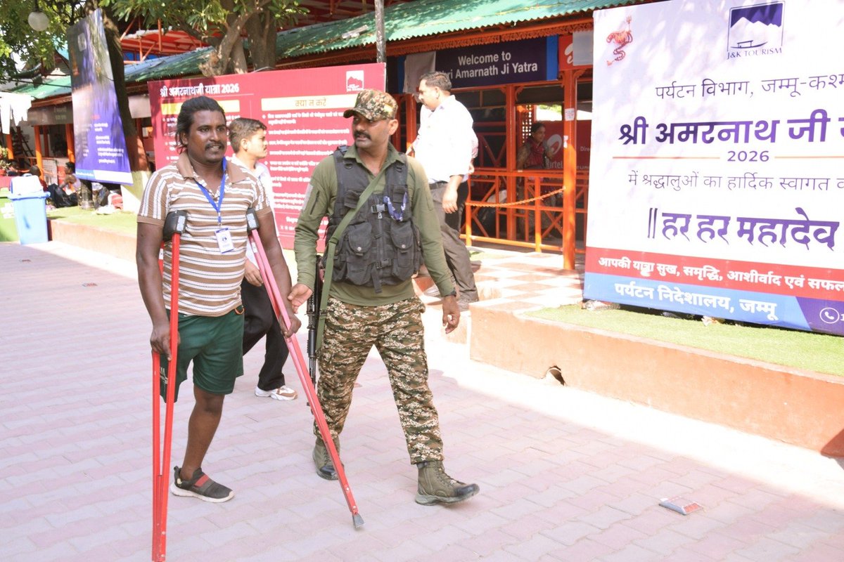 crpfindia's tweet photo. As the #AmarnathYatra enters its second week and devotee numbers swell, our troops—alongside JKP, CAPFs, and the Army—are leaving no stone unturned.
​Routes are thoroughly sanitized, and every strategic point is manned. We remain fully committed to ensuring a safe, secure, and seamless pilgrimage for all. 

#NationFirst
#Vandematram150 
#MissionNaxalMuktBharat2026
@gpsinghips
@crpf_j
@crpf_srinagar
@KOSCRPF
@jammusector