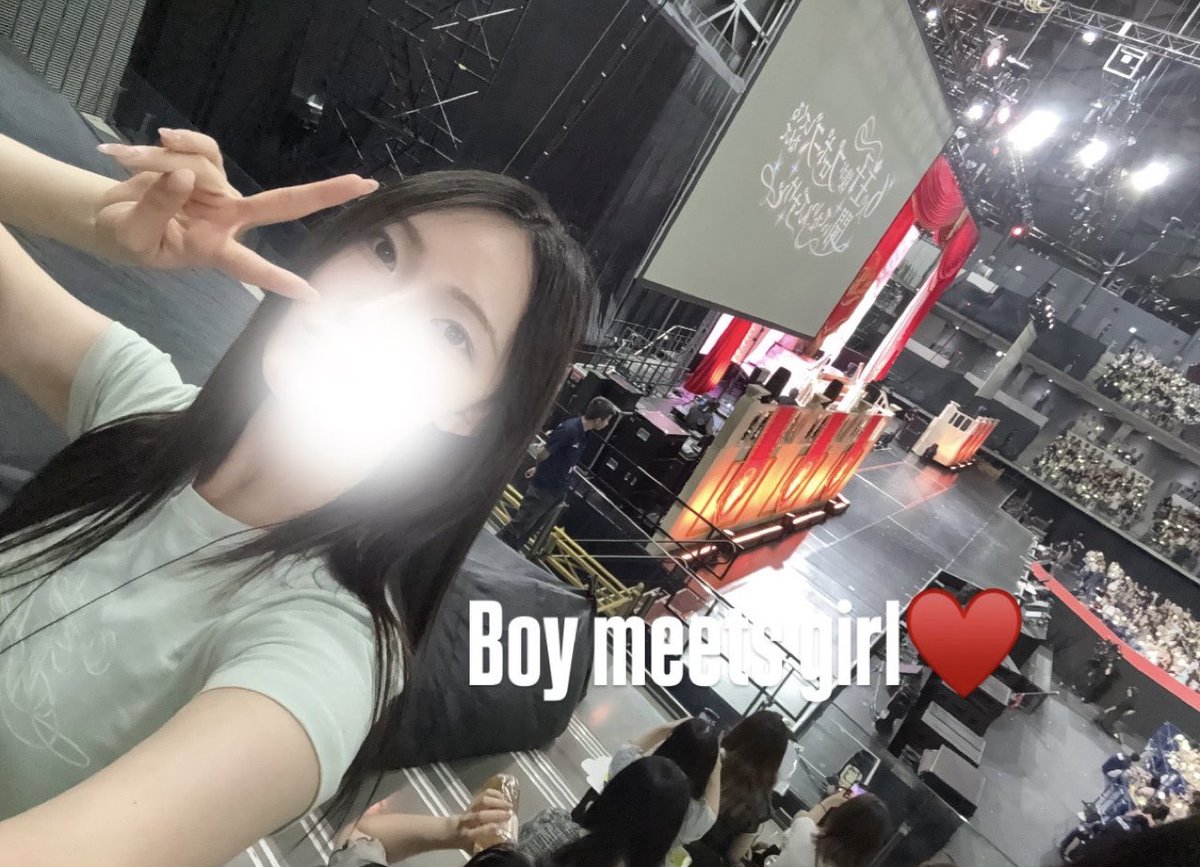 sueukeo's tweet photo. Boy meets girl ♥️♥️ https://t.co/IfJ5c7b5lv