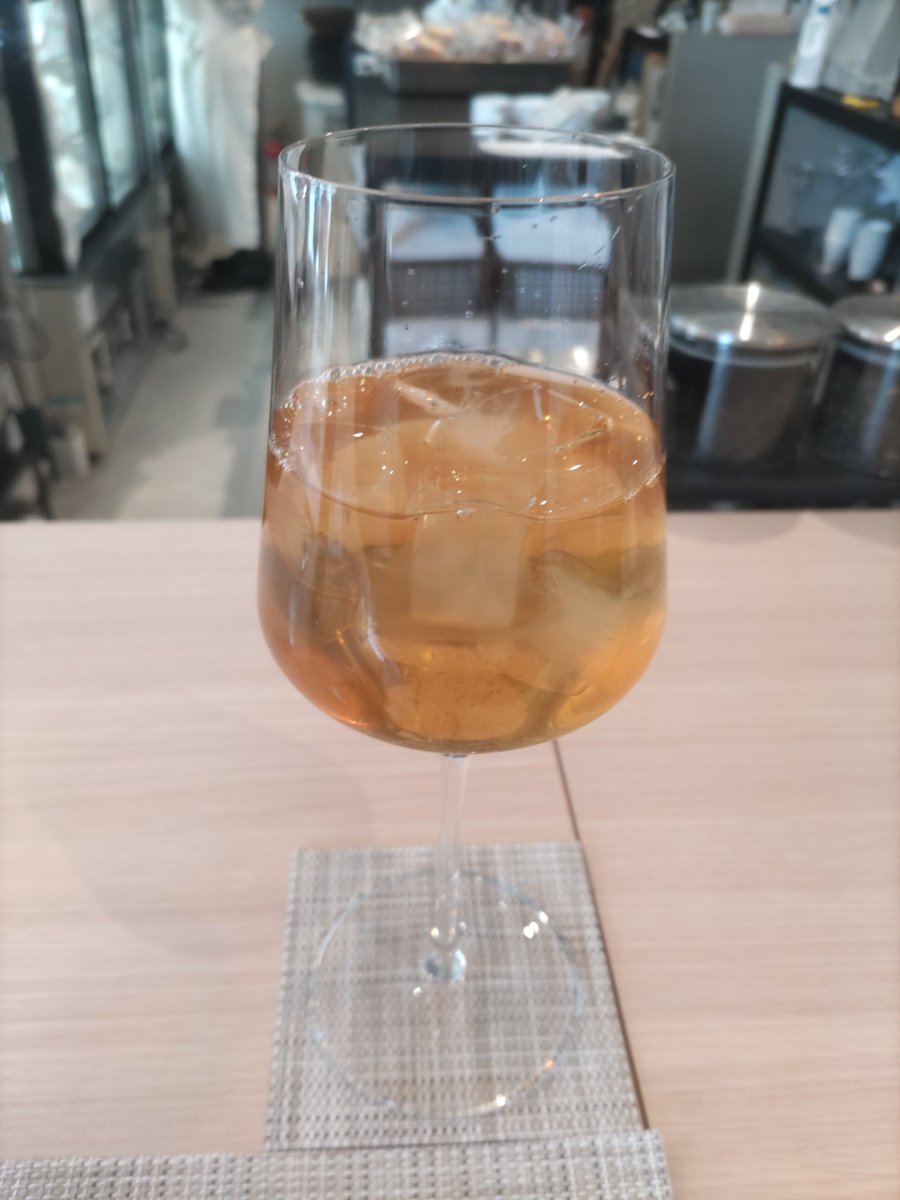 _kao48's tweet photo. スコパで気になっていたカズベイクさんの実店舗🏠！桃タルト🍑甘さが控えめに感じたけれど、桃本来の甘さを引き立てるためなのかな？お茶の種類が多くてうれしい、香りよかったです！純生ケーキ気になりました！ https://t.co/6rOpl95ZCz