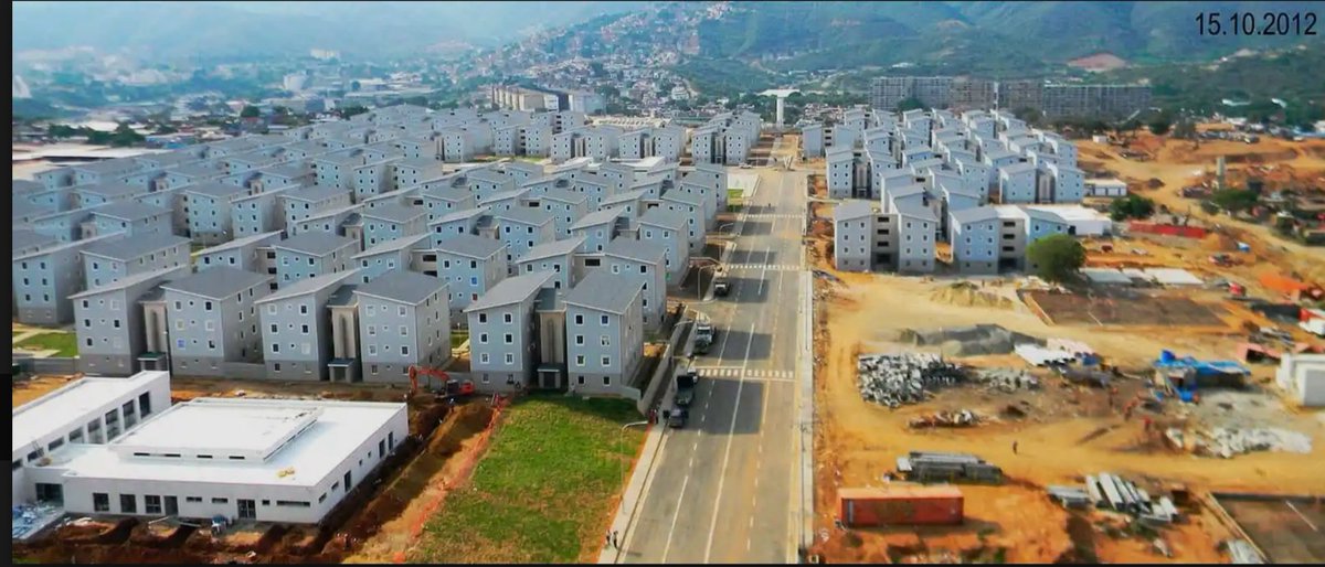 Arr3ch0's tweet photo. "Al antojo de Hugo Chávez se lo tragó la tierra"

Sin desperdicio éste artículo de investigación de Armando Info sobre el urbanismo Hugo Chávez de Playa Grande.

~80% de los edificios (más de 150) que tenían 3 pisos más la planta baja, quedaron con 1 piso menos, los apartamentos de planta baja quedaron aplastados bajo los 3 pisos restantes.

🔗https://t.co/oKWzldzBjO