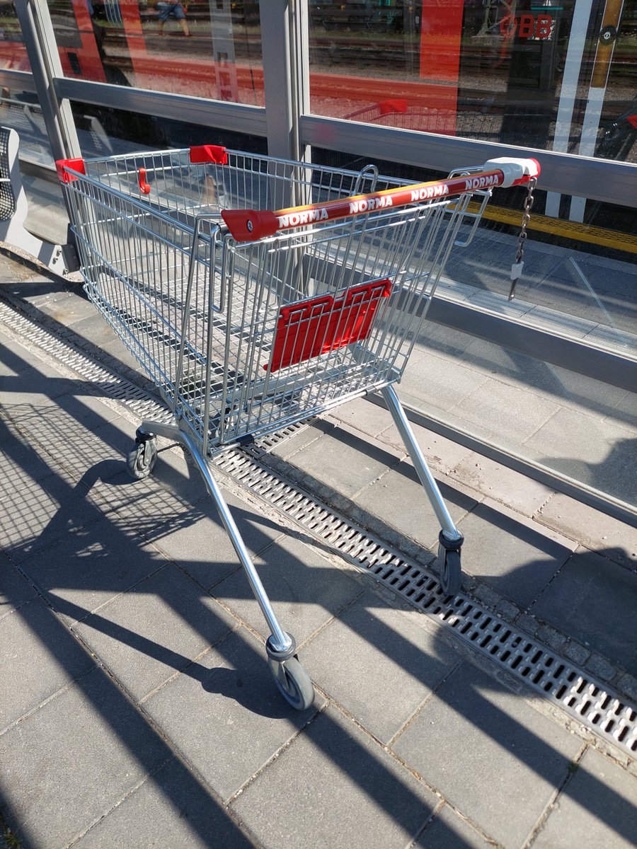 KaiserUngarn's tweet photo. #Bahnhofromantik mit #Einkaufswagenkunst #Salzburg und Freilassing.
Baba Salzburg. Servus Stadtfest Freilassing.
#Locmasta https://t.co/suG7PqmDu1