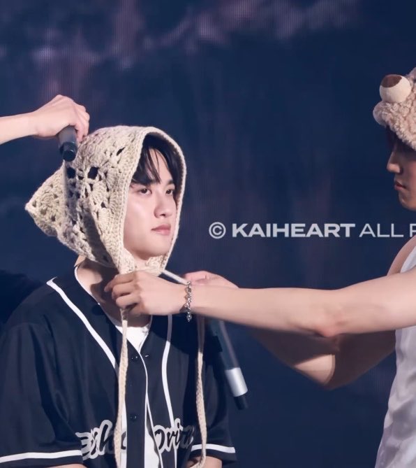 feelsowhale's tweet photo. to have two handsome tall men pamper you oh doh kyungsoo the princess you are https://t.co/JRJItzlYiX