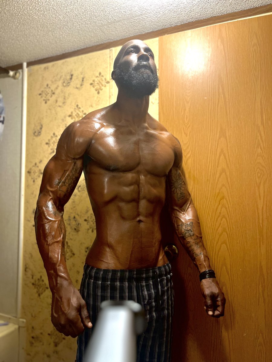 bowenb23king's tweet photo. You got to know my massages are the best look at those veins strong hands https://t.co/zQQ3ixOeOc
