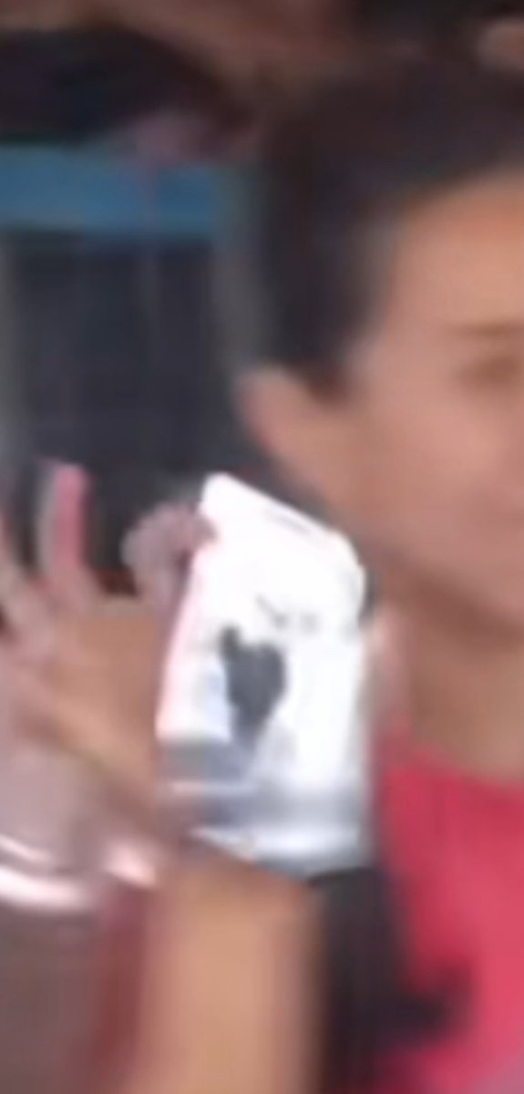 aiurwinter's tweet photo. i-delulu ko muna saglit 'tong lockscreen ni edj. blurry yung picture pero iba ang naiisip ko eh.  mukhang AHAHSHSHS https://t.co/qule1VAoHA