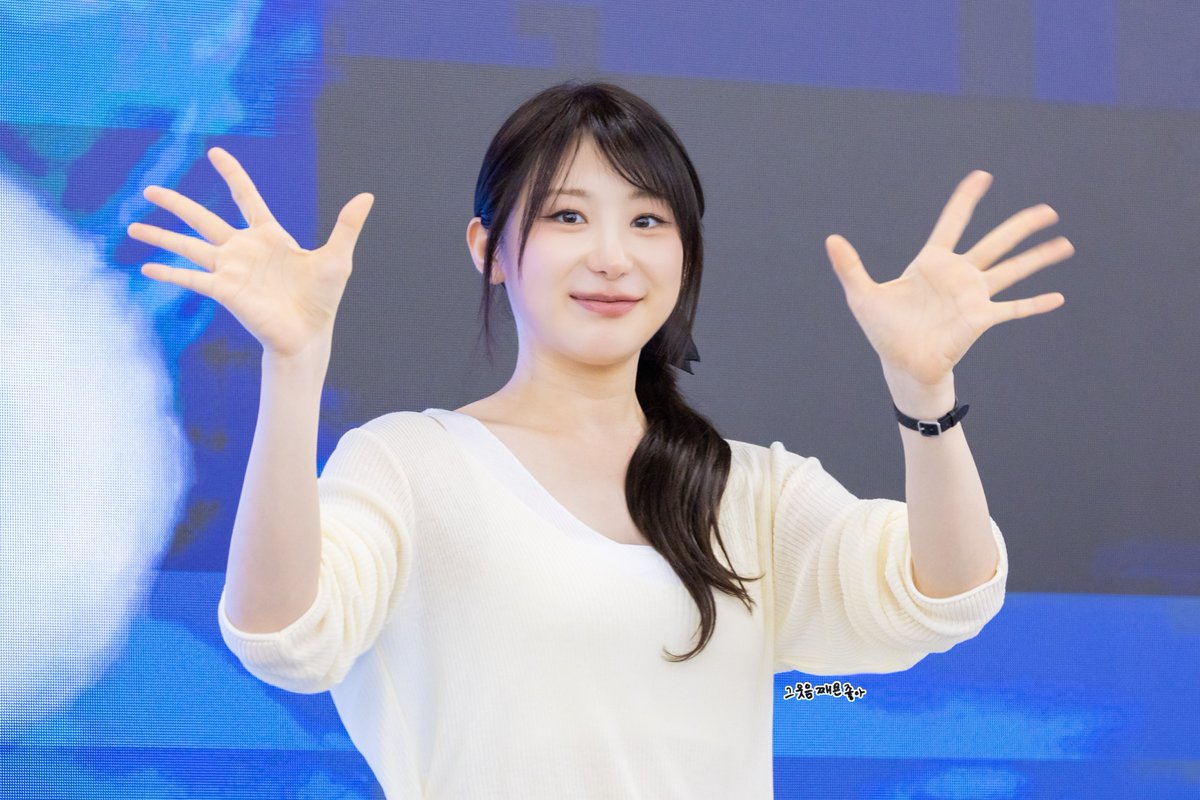 Smile_Jjaeyon's tweet photo. 20260705 에버라인 네컷팬싸

토크타임 끝나고 채리쉬에게 인사중

#이채연 #LEECHAEYEON
#TILLIDIE #NTOTD #노티온플
#NoTearsOnTheDancefloor https://t.co/89Pn0ff4D2