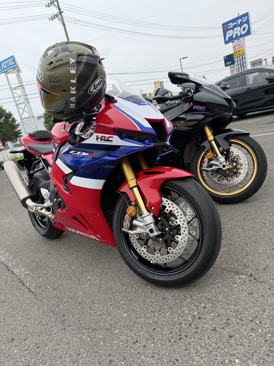 miyaevo8mr's tweet photo. 新しいバイクをお迎え致しました。
24CBR1000RR-Rです！

一緒に付き添ってくれてありがとう！
そして一緒に雨に打たれてくれてありがとう😊
#ホンダドリーム仙台六丁の目
#ホンダ
#CBR
#CBR1000rrr
@nier_eva https://t.co/3Dfvj2ADEh