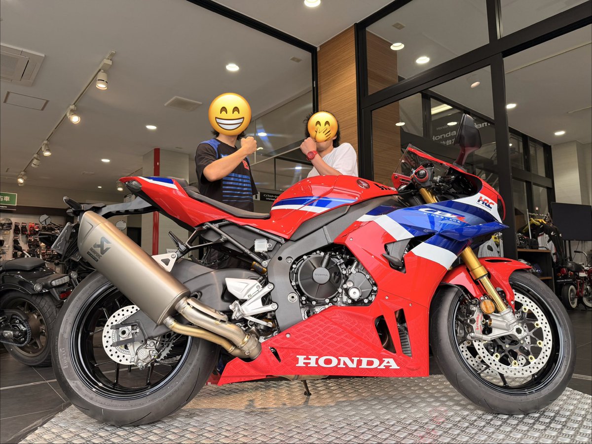 miyaevo8mr's tweet photo. 新しいバイクをお迎え致しました。
24CBR1000RR-Rです！

一緒に付き添ってくれてありがとう！
そして一緒に雨に打たれてくれてありがとう😊
#ホンダドリーム仙台六丁の目
#ホンダ
#CBR
#CBR1000rrr
@nier_eva https://t.co/3Dfvj2ADEh