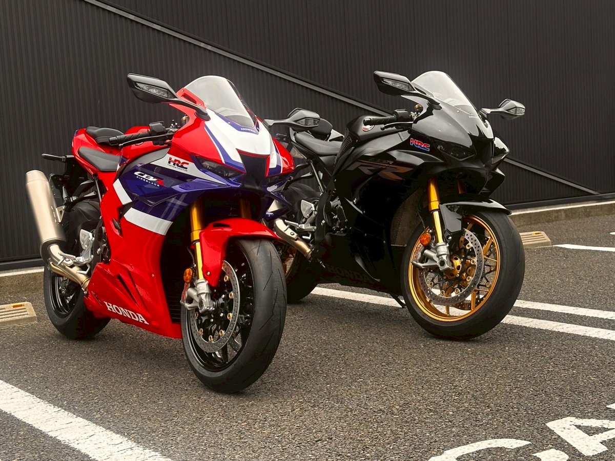 miyaevo8mr's tweet photo. 新しいバイクをお迎え致しました。
24CBR1000RR-Rです！

一緒に付き添ってくれてありがとう！
そして一緒に雨に打たれてくれてありがとう😊
#ホンダドリーム仙台六丁の目
#ホンダ
#CBR
#CBR1000rrr
@nier_eva https://t.co/3Dfvj2ADEh