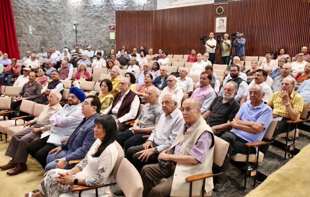 ProfMaheshVerma's tweet photo. Delighted to attend the B.G. Deshmukh Memorial Lecture at the India International Centre, where Shri Prabhat Kumar, Former Cabinet Secretary, GoI and the first Governor of Jharkhand, delivered a thought-provoking lecture on 'Governance in the Age of Artificial Intelligence.' https://t.co/whf2wu436A