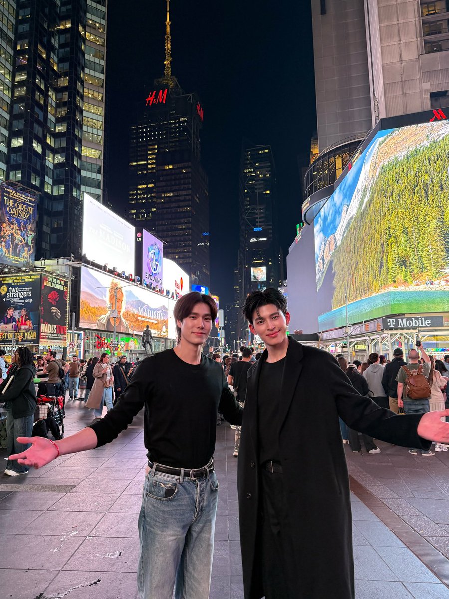 kokornki's tweet photo. นิวยอร์กเป็นเมืองโรแมนติกจริงๆด้วย คุณธีร์ยังพาลูกพีชไป Honeymoon เลย ไม่แปลกใจเลยที่ปภวจะหวานฉ่ำกันขนาดนั้นตอนอยู่ที่นู่น🙂‍↕️ https://t.co/K4M28MvlEu