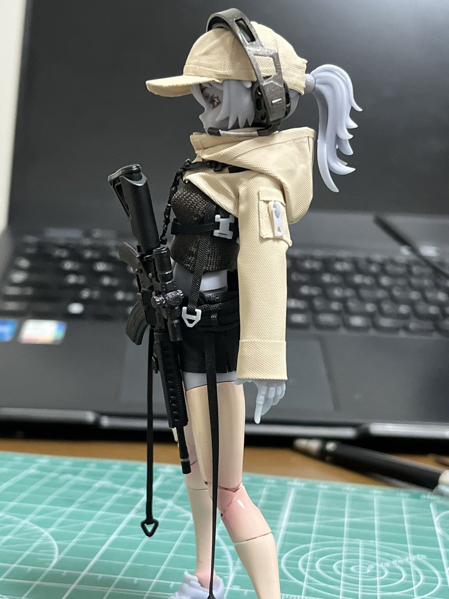 SinSinplamo's tweet photo. 袖口をシンプルデザインに…(๑˃̵ᴗ˂̵)و 
全体的なシルエットも良さそうです✨✨
なので、上着の各部寸法やディテールはほぼ決まり⸜(*ˊᗜˋ*)⸝
そしてフル装備!!
スリングも問題無しԅ(*´﹃｀*ԅ)ｸﾞﾍﾍ
ショート丈パーカー作ってみたいよ〜って方いらっしゃいましたら型紙公開しますのでリプしてね😇 https://t.co/EMBKfMjWRs