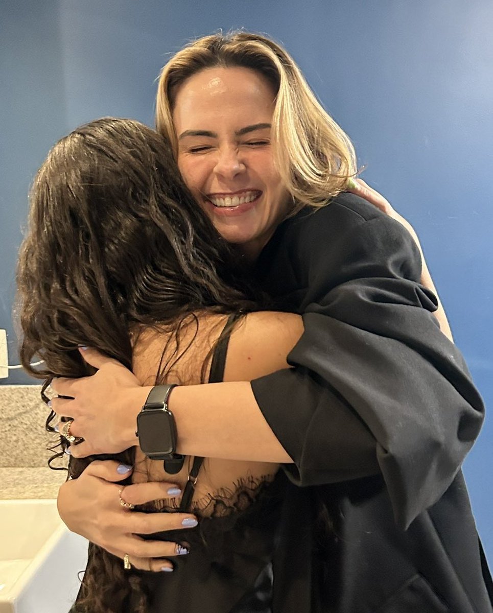 carnlt's tweet photo. meu deus que foto mais lindaaaaaaa
o sorriso enorme dela, o nariz franzidinho, os olhinhos fechados abraçando a fã, ai ana paula como você consegue ser tão maravilhosa assim hein?

todos os dias imaginando quando será minha vez 🥹 https://t.co/07OHtnfJ7F